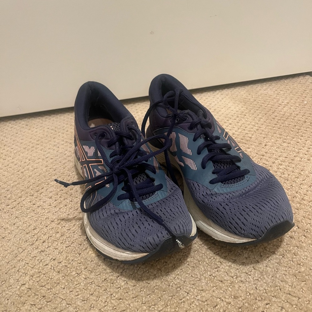 ASIC tennis shoes